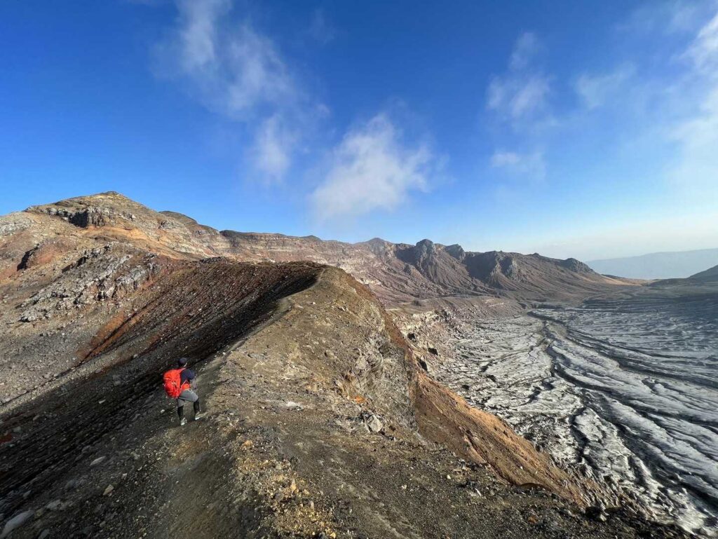火口の噴煙に見とれる