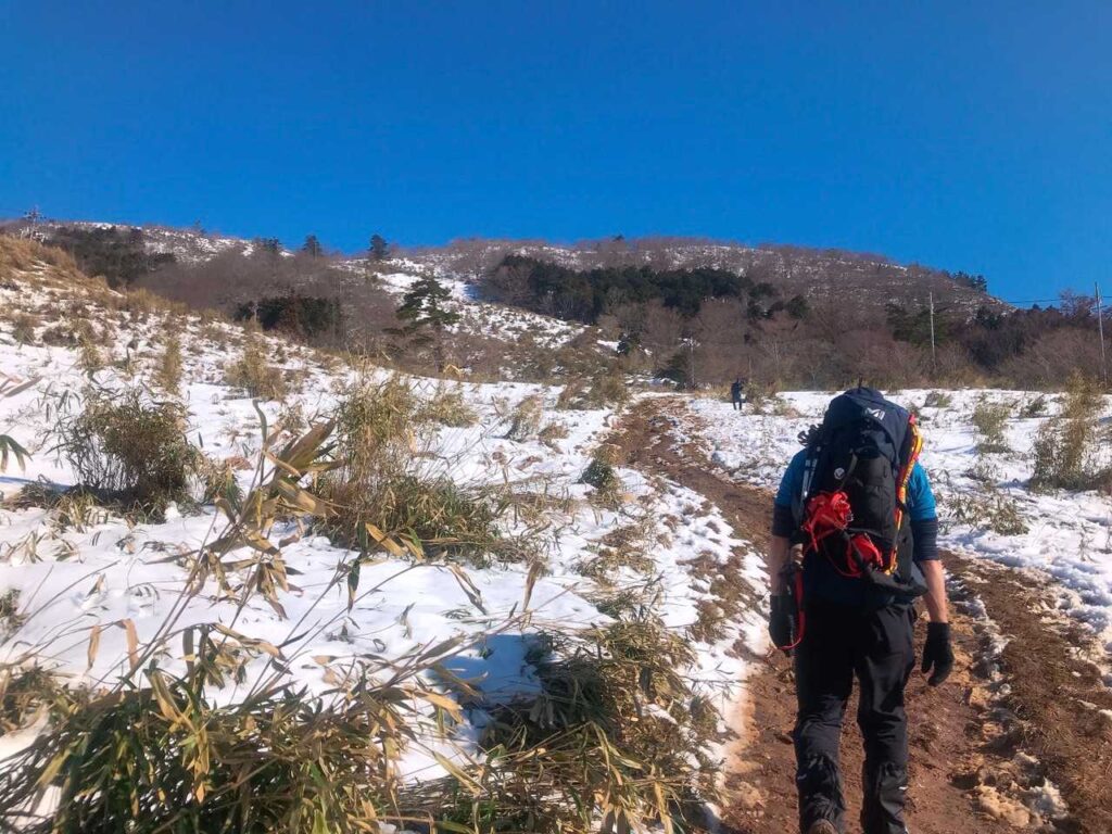 雪と泥が混じった登山道