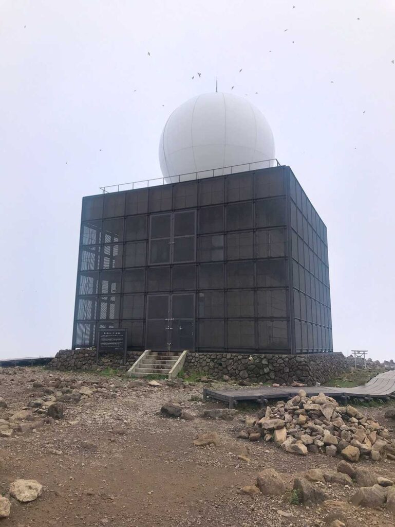 山頂の気象観測レーダー