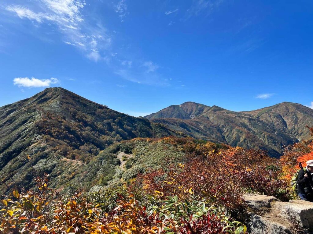 振り返った朝日連峰の山並み