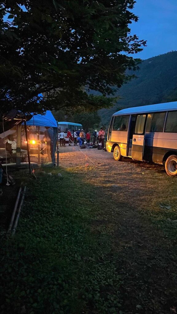 登山口に集合した送迎車