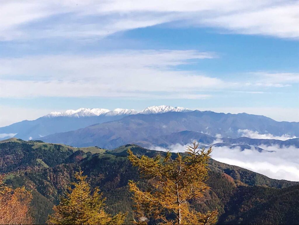 雲海と冠雪の山々