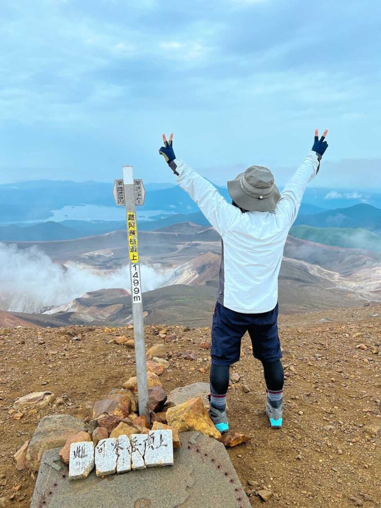 雌阿寒岳山頂で登頂記念