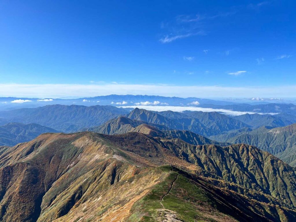 遠くに飯豊山