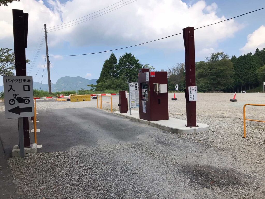 今日はここからスタートです / 駐車場の料金800円なり / (￣▽￣;)