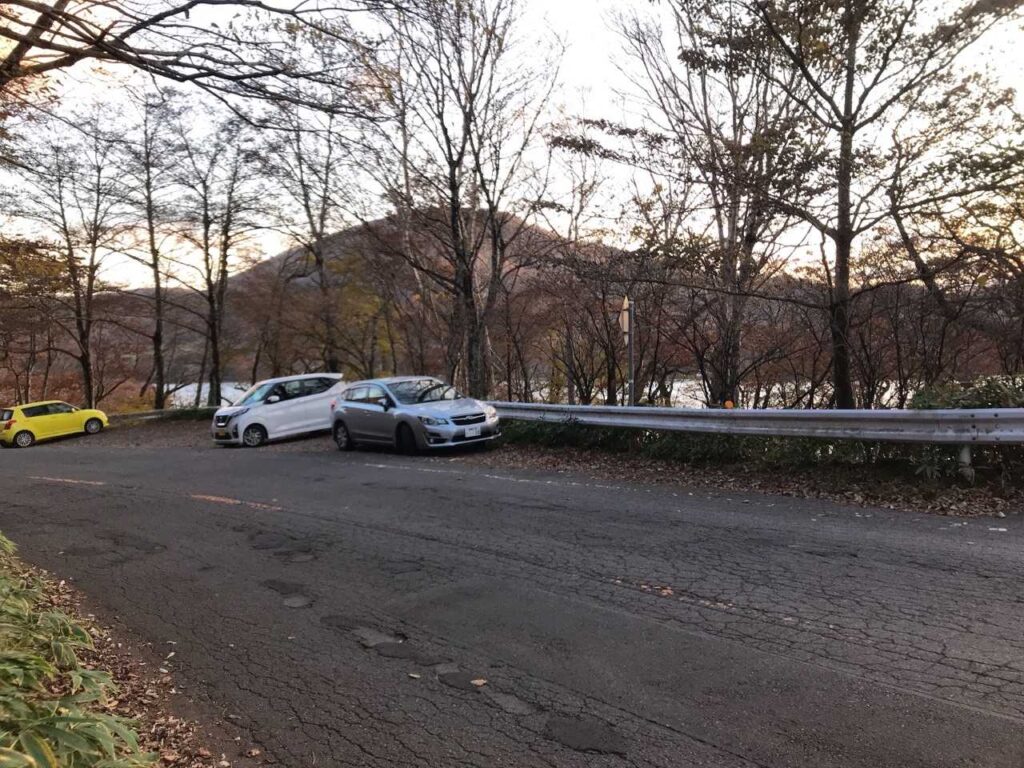 下山後の駐車場。夕暮れでほとんど車がない