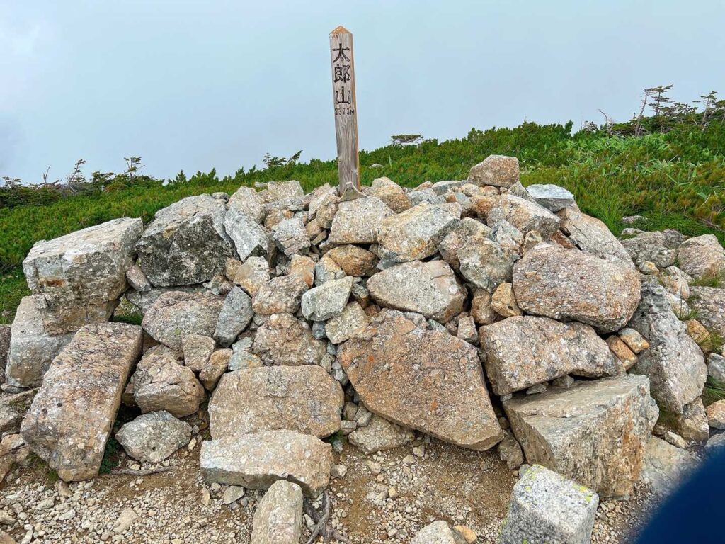 太郎山からの眺め。小屋と薬師岳が見える