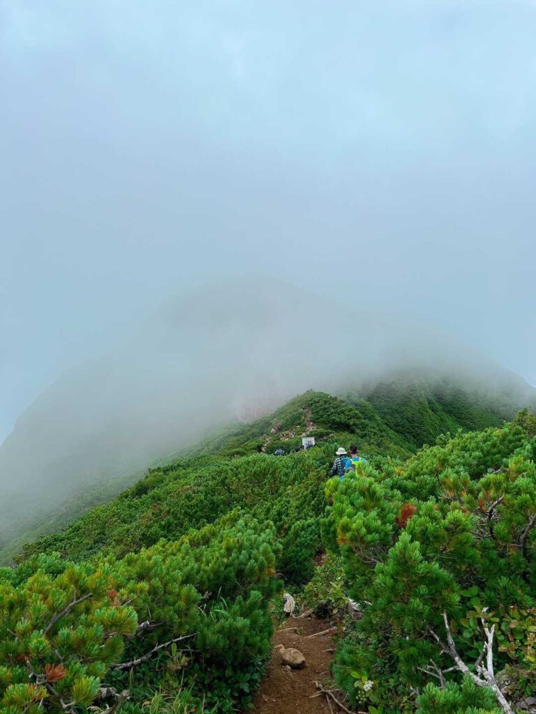 ガスに包まれた稜線