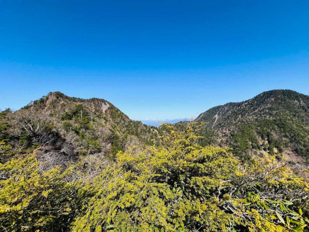 左に鋸山、右に皇海山
