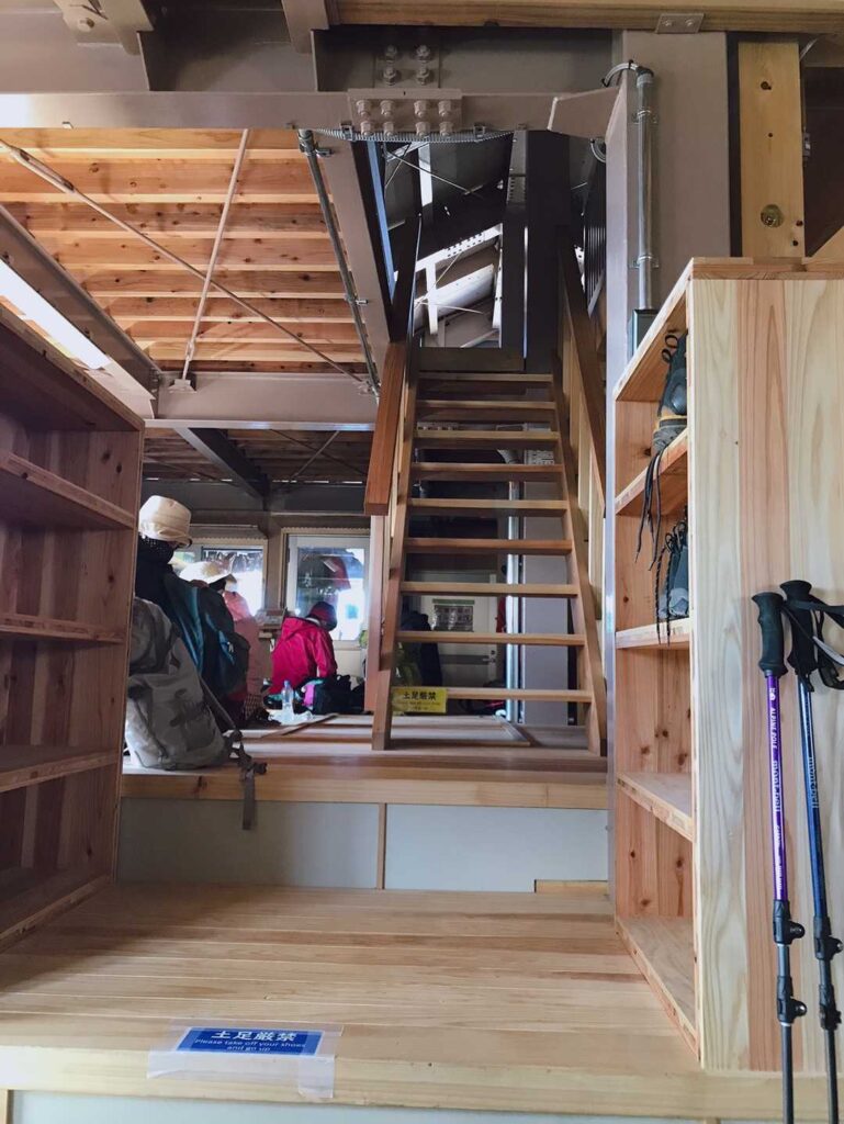 避難小屋の内部。階段で2階へ
