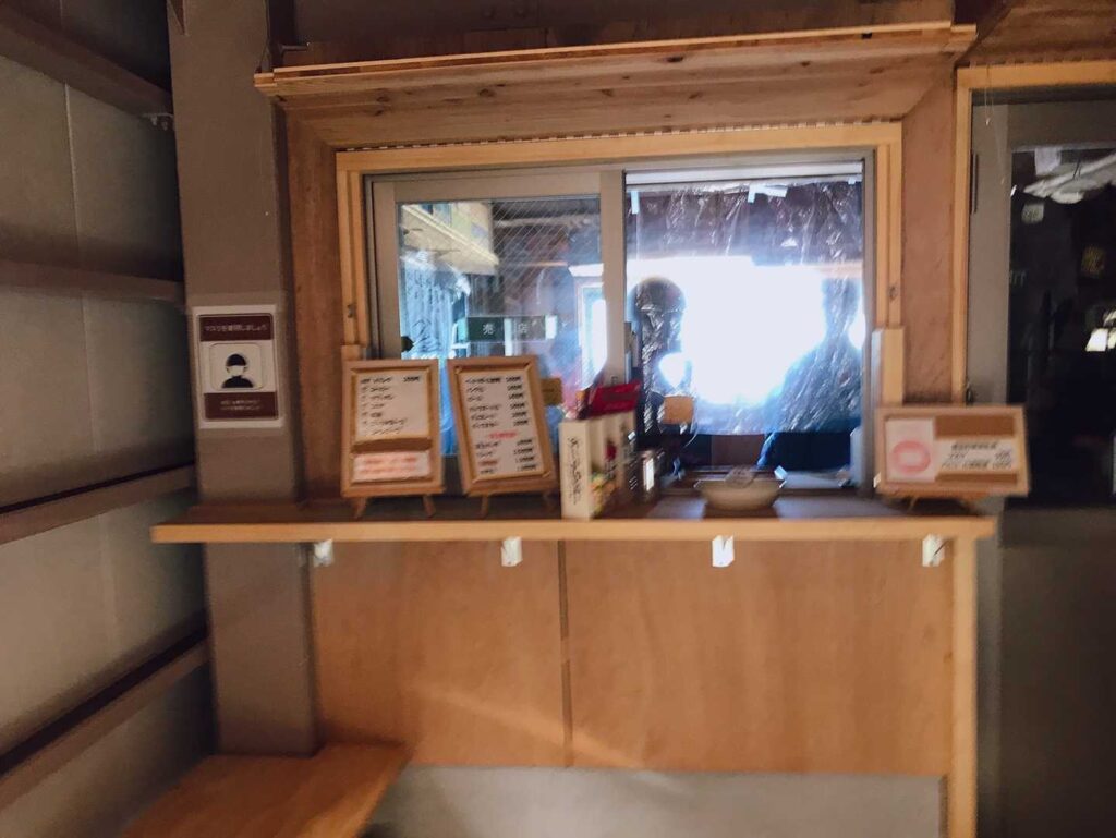 売店には飲み物・軽食・バッジも