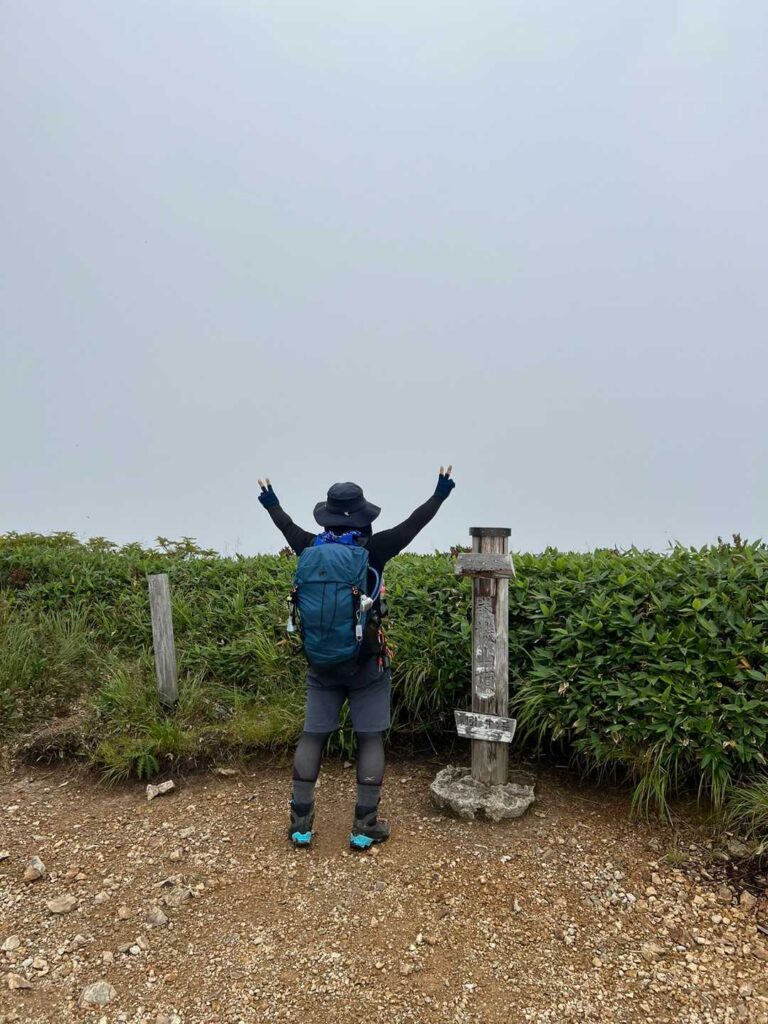 御機屋の山標柱で記念撮影