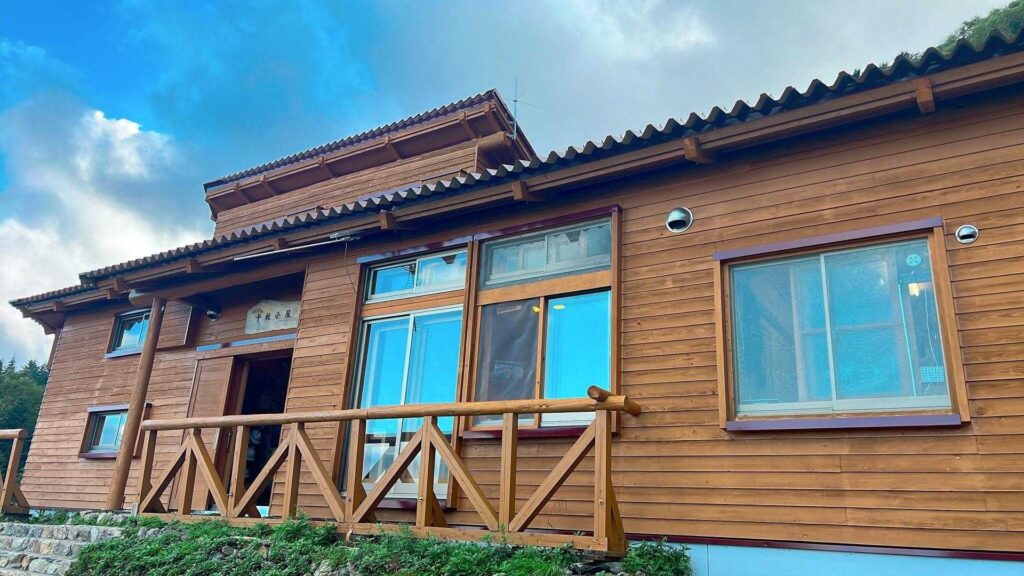 千枚小屋。きれいな小屋だった