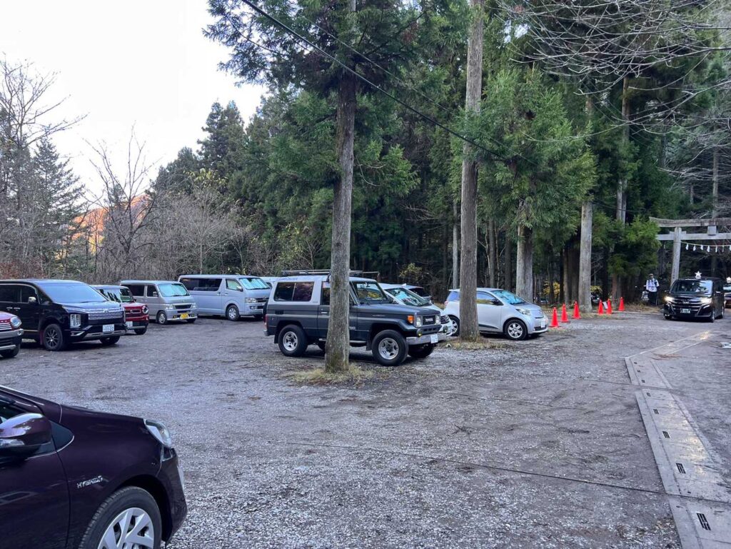 駐車場は満車で 溢れた車は道路の端に