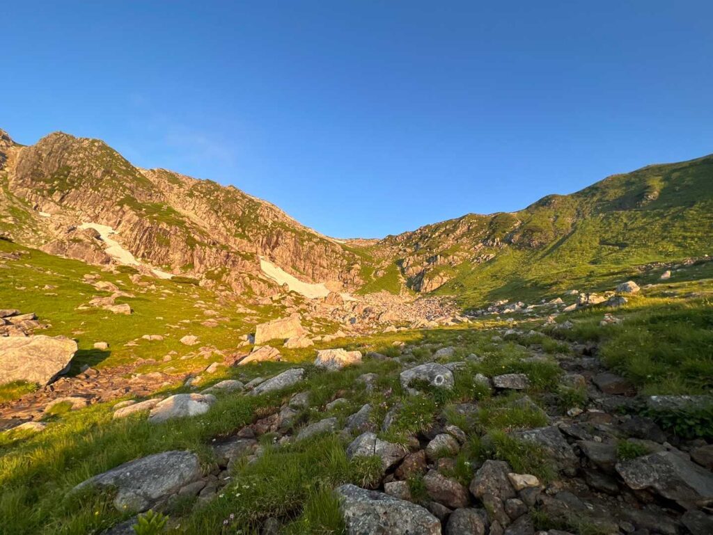 朝日に照らされる山々