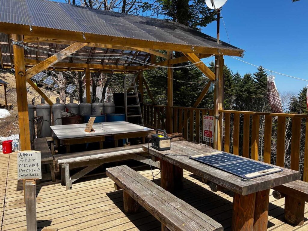 甲武信小屋のテラスでお昼休憩