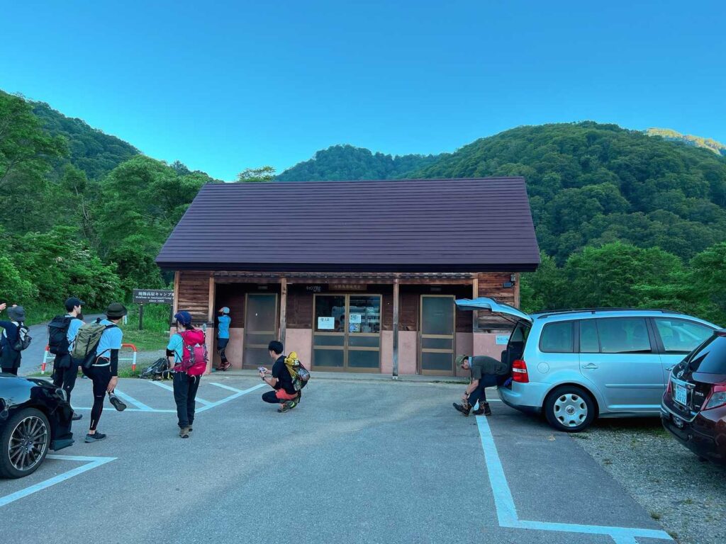 駐車場のトイレ棟