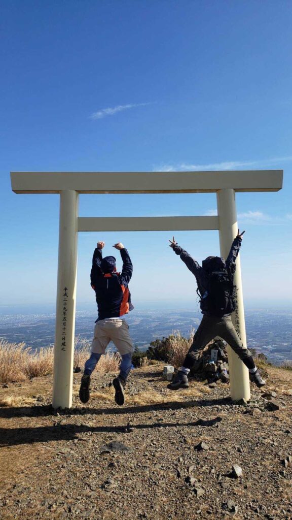 山頂で喜びのジャンプ(目視確認推奨:人物写真)