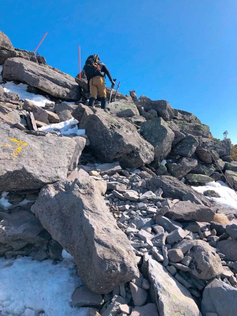 山頂まであと少し、最後の急登