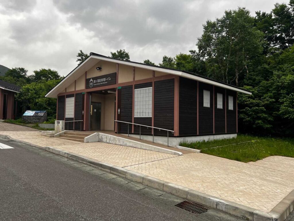 駐車場のトイレ