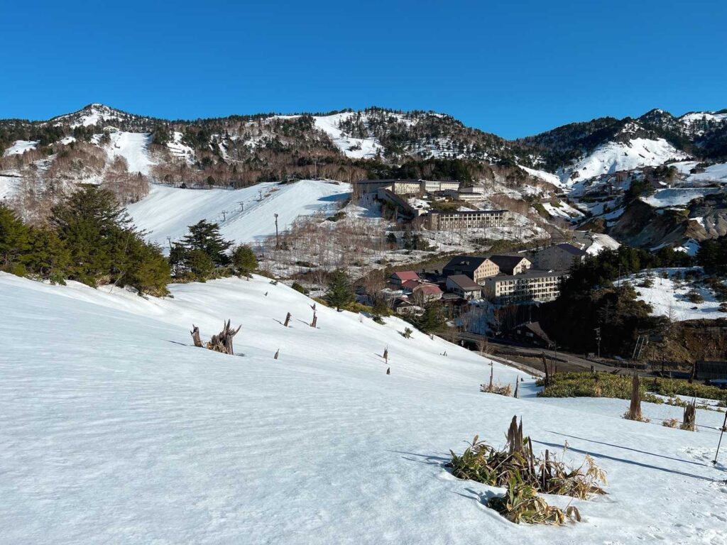 まだまだ雪がたっぷり残っている万座エリア