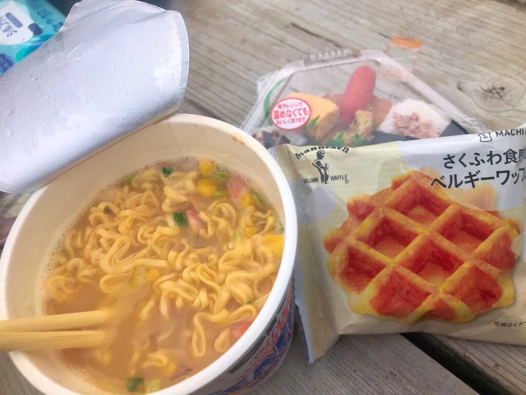 晴れるのを待つ間お昼を頂きまーす😊