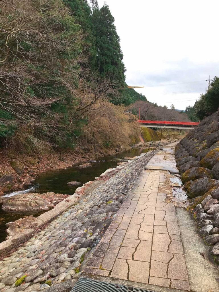 川沿いの登山道を歩いてスタート