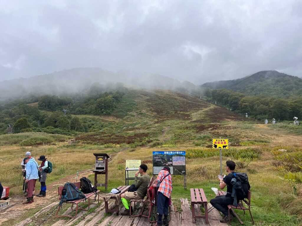 ゲレンデまで下山するとガスガス