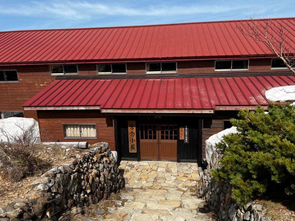 奥に見える常念小屋