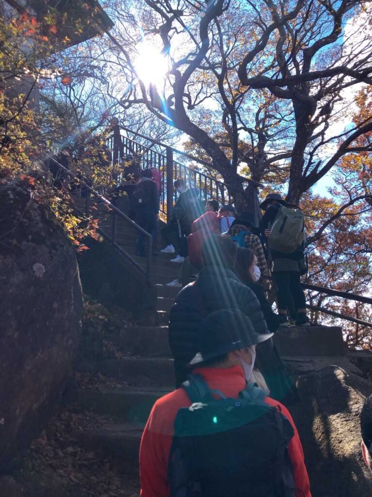 女体山入口の行列
