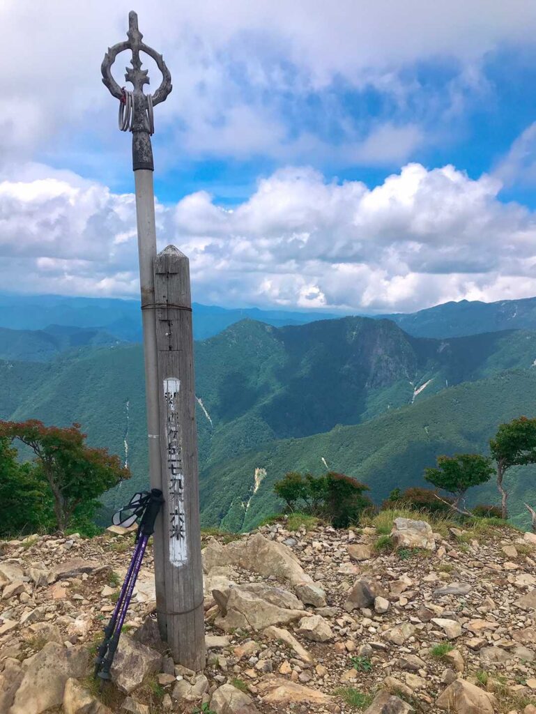 山頂標柱とトレッキングポール