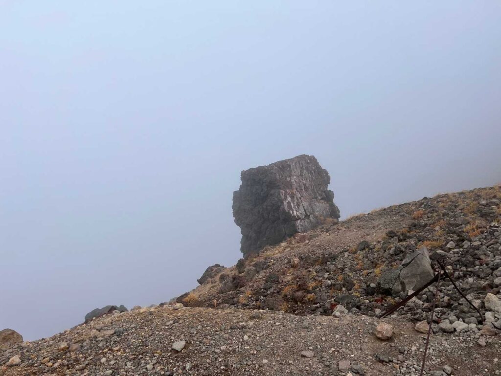 金庫岩(と思われる大きな岩)