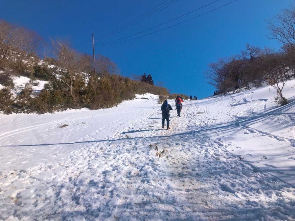 雪が本格的になってきた登山道