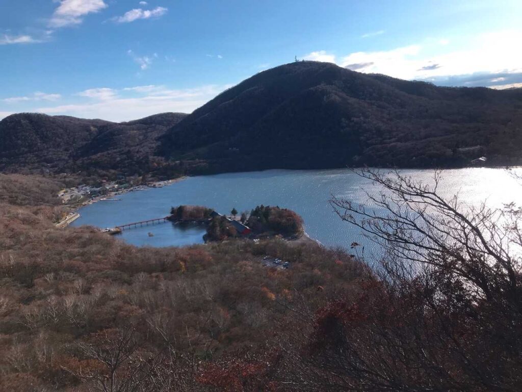 登りの途中から見える大沼と赤城神社