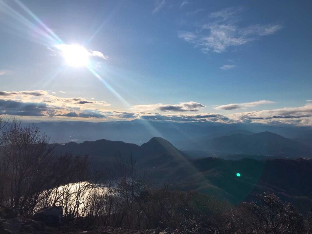 西日に照らされた山並みの逆光