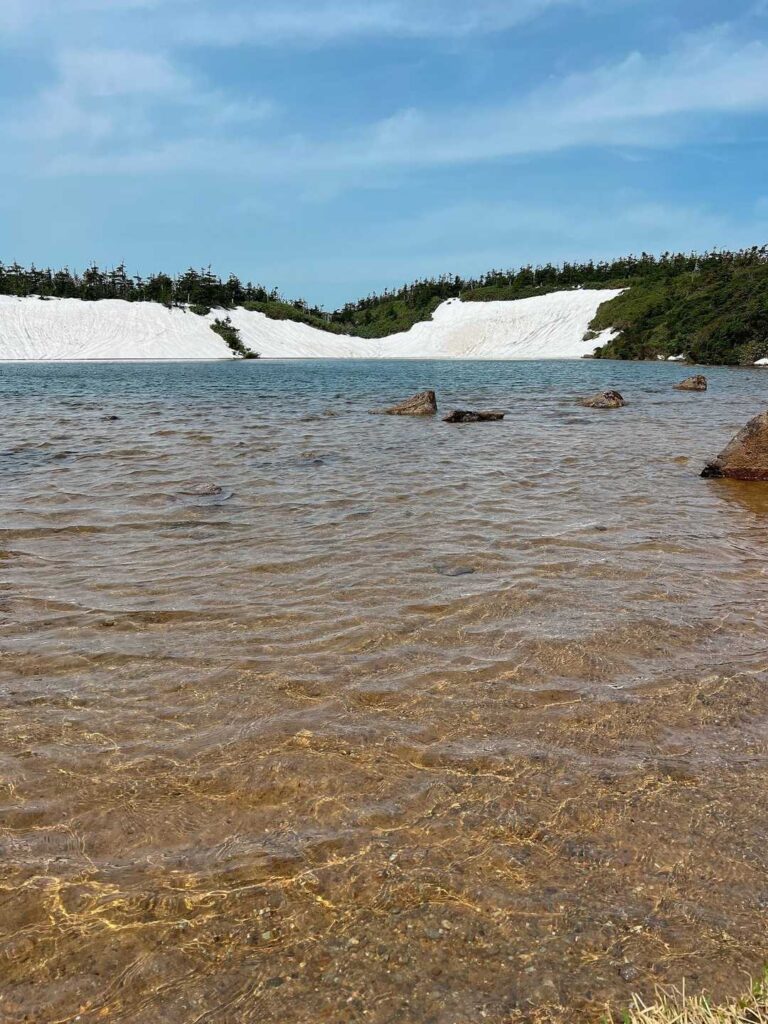 八幡平の沼と残雪