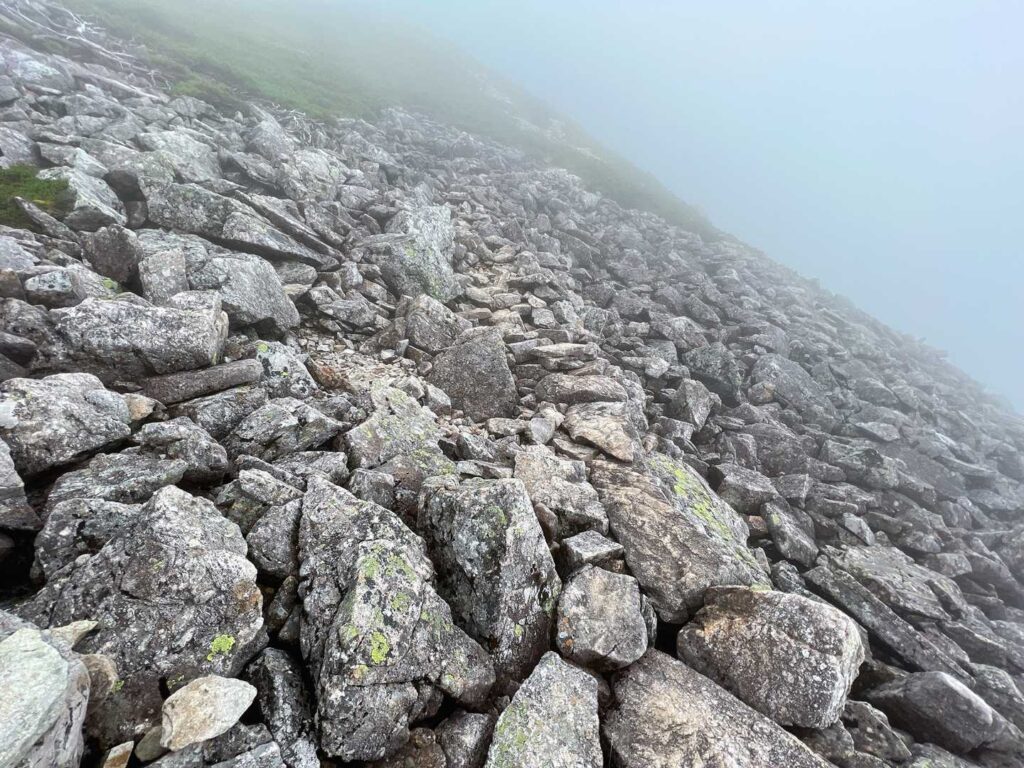 先が見えないガスの中を登る