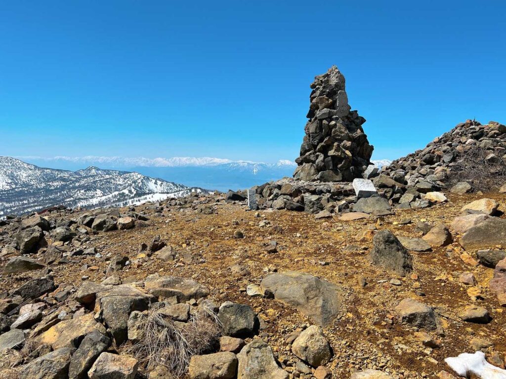 白根山の山頂。雪がない