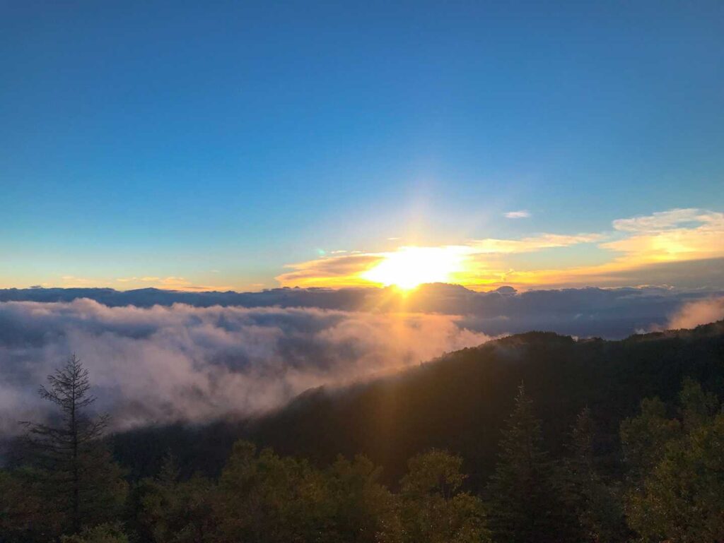 早朝の日の出の風景