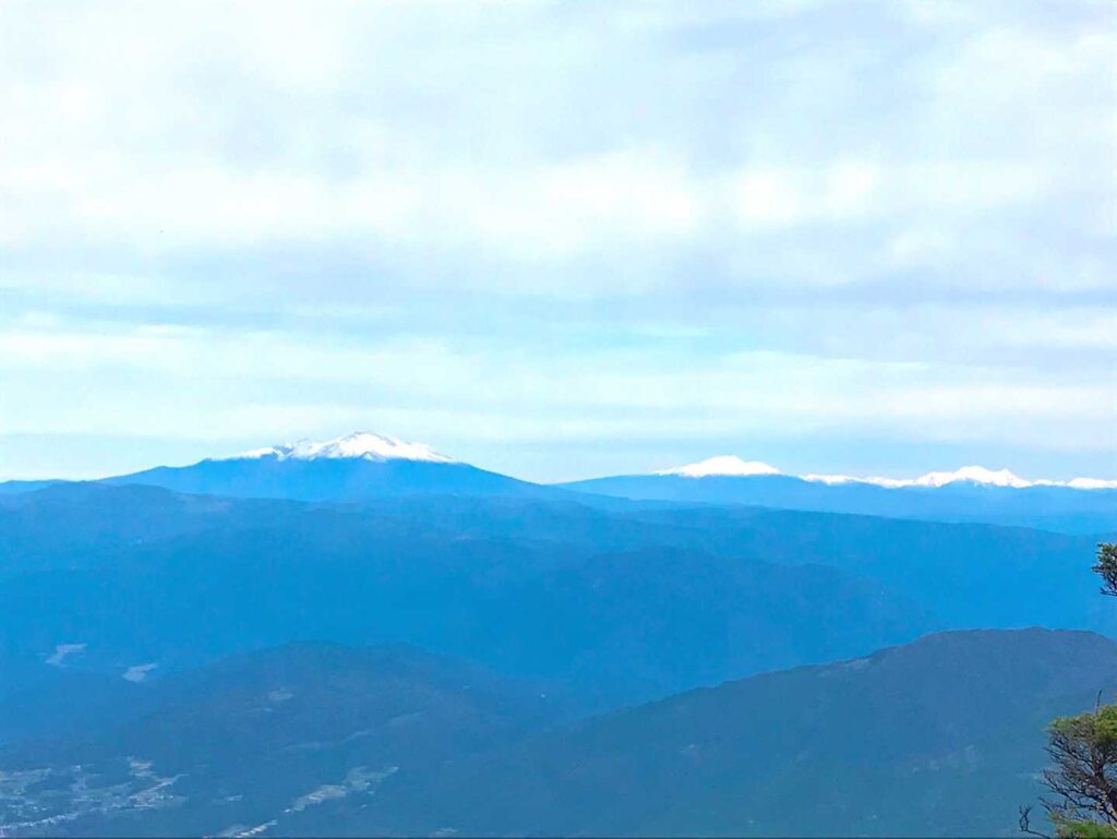 雪をかぶった遠くの山