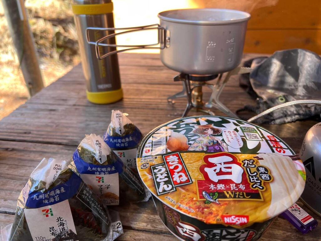 お腹もすいたので 小屋に戻り ここでご飯を