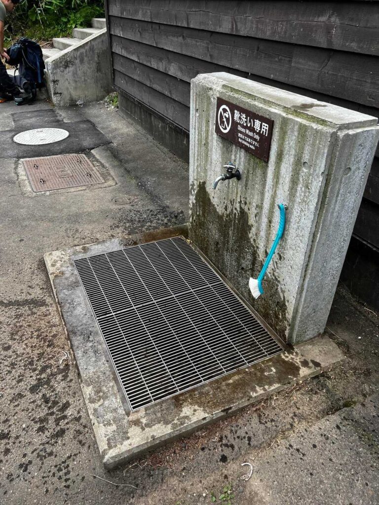 足洗い場とブラシ