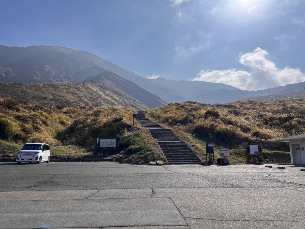 整備された下山ルート側の道