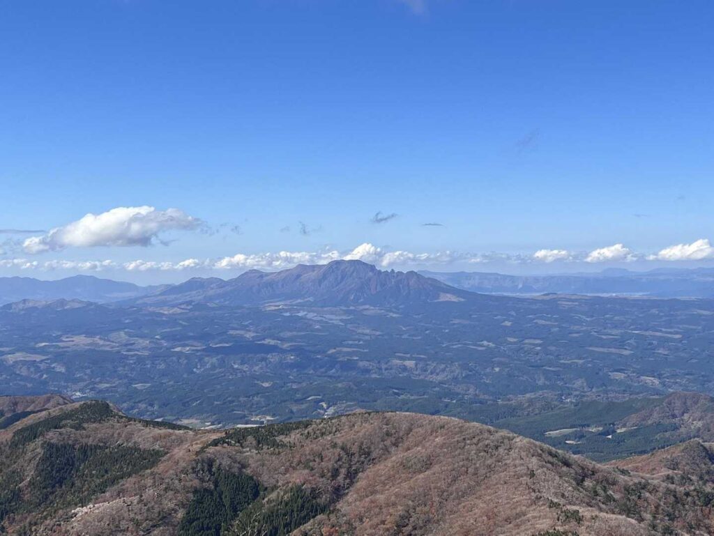 遠くに見える阿蘇の山々