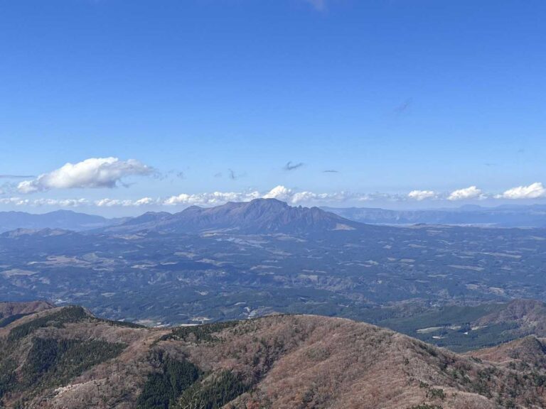 祖母山から望む阿蘇の山々