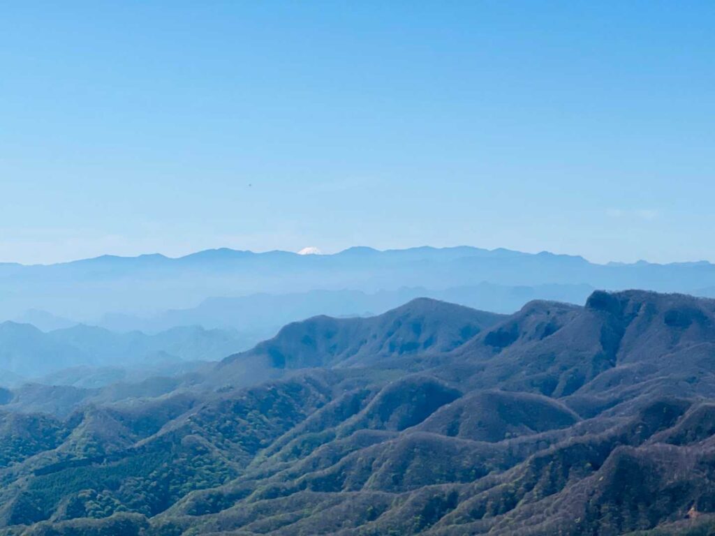 遠くに富士山