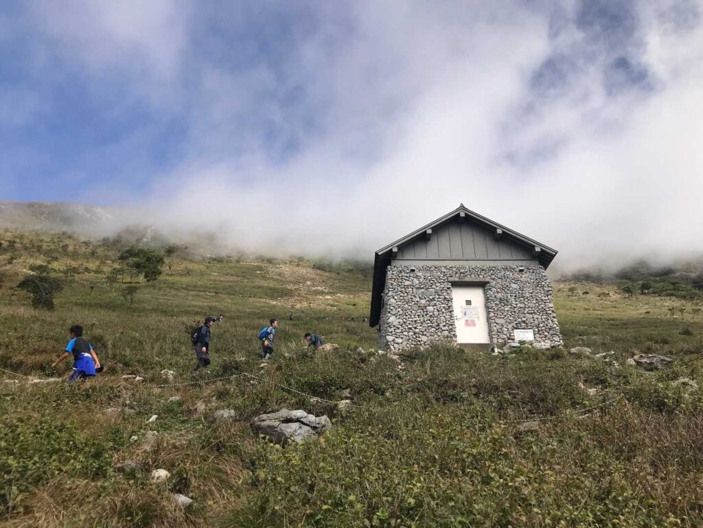 六合目避難小屋