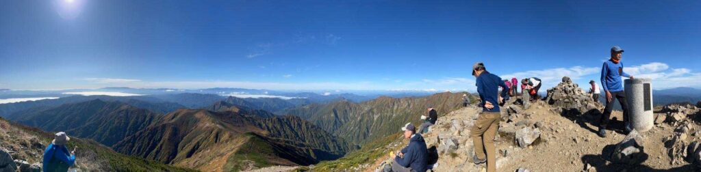 山頂で絶景を楽しむ人たち