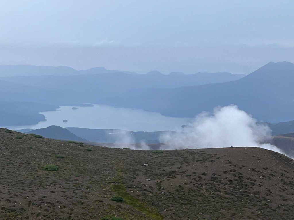 遠くに摩周湖が見える