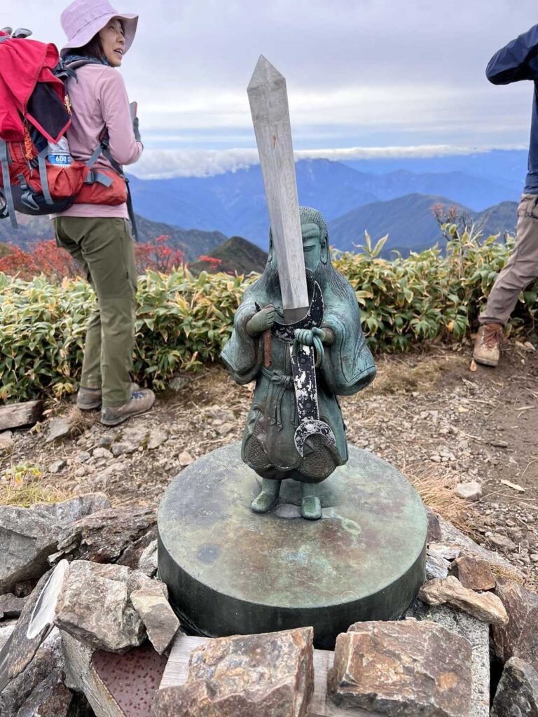 ガスが出始めた山頂